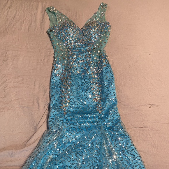 SEWUIN BLUE FITTED FORMAL GOWN - Picture 2 of 5